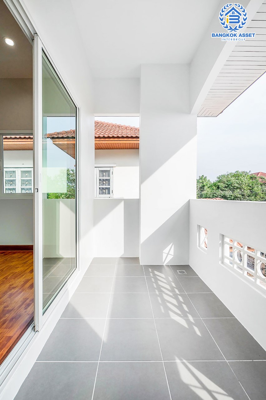 บ้านมือสองตกแต่งใหม่ ม.รติรมย์ 2 ราชพฤกษ์-กาญจนาภิเษก ซ.สวนผัก32 บ้านดีไซน์สวยพร้อมอยู่ เนื้อที่ 59.4 ตร.ว. ฟังก์ชัน 3 ห้องนอน 2 ห้องน้ำ 2 ที่จอดรถ บนทำเลศักยภาพ เชื่อมต่อหลายเส้นทางหลัก ใกล้ทางด่วน "ศรีรัช" และแหล่ง Community Mall ชั้นนำมากมาย